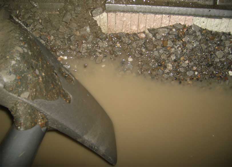 攪拌機(jī)出料口部位運(yùn)行一月后實(shí)況 攪拌機(jī)出料口部位運(yùn)行一月后實(shí)況