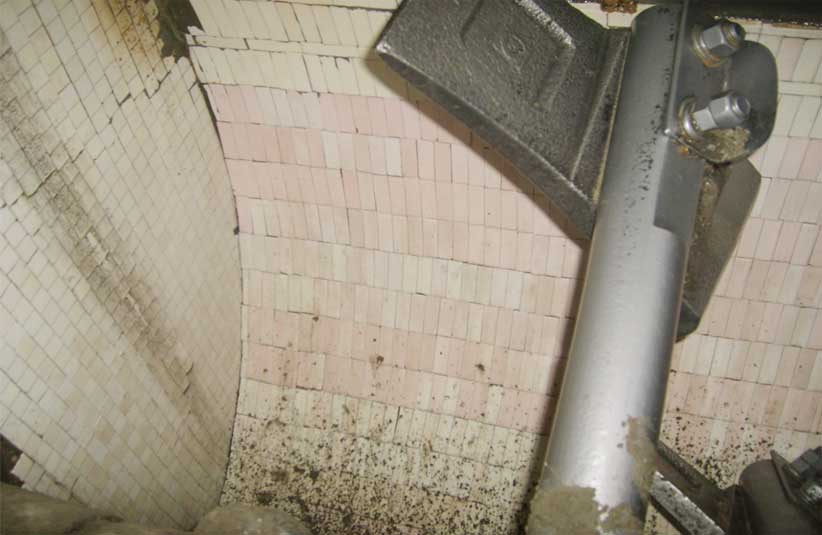 攪拌機(jī)弧襯板和側(cè)板運(yùn)行一月后實(shí)況 攪拌機(jī)弧襯板和側(cè)板運(yùn)行一月后實(shí)況